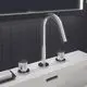 Ideal Standard Waschtischarmatur in Chromoptik mit zwei Bedienelementen und hohem Auslauf, montiert auf einer hellen, glatten Oberfläche vor dunklem Fliesenhintergrund.